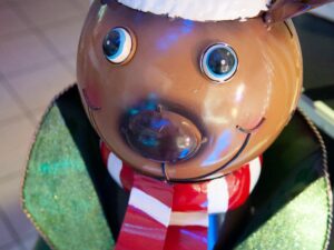 EUROPALMS Rentier mit Mantel, Metall, 155cm, grün