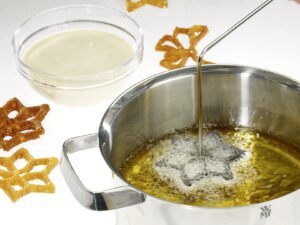 WESTMARK Waffelbäckerei-Set Drahtbügel, 3 Motive für Rosettenwaffeln, Rezept