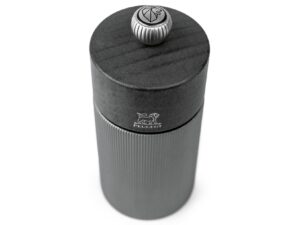 PEUGEOT Pfeffermühle 'Line Carbone / Graphit' Gebrauchsfertig: Pfefferkörner liegen bei