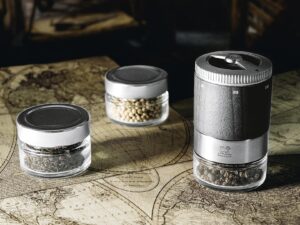 PEUGEOT Pfeffermühle und 3 Vorratsgläser 'Pfefferbar u'Select' 1 Pfeffermühle, 3 Gläser, 3 Pfeffersorten, 1 Rezeptbuch, 1 Stift